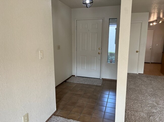 Building Photo - Single story condo located in Cedarbrook's Gated Community!