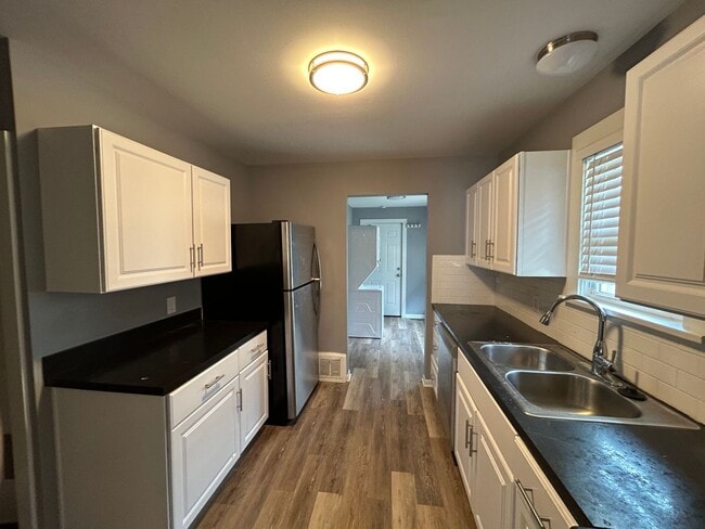 Building Photo - 3 bedroom with fenced in yard