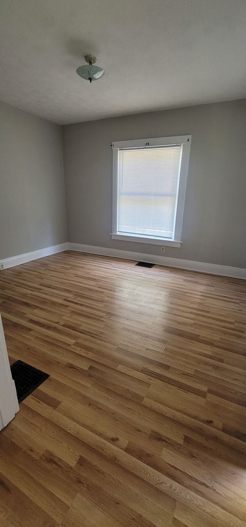 Building Photo - 3 Bedroom 1 Bathroom Home