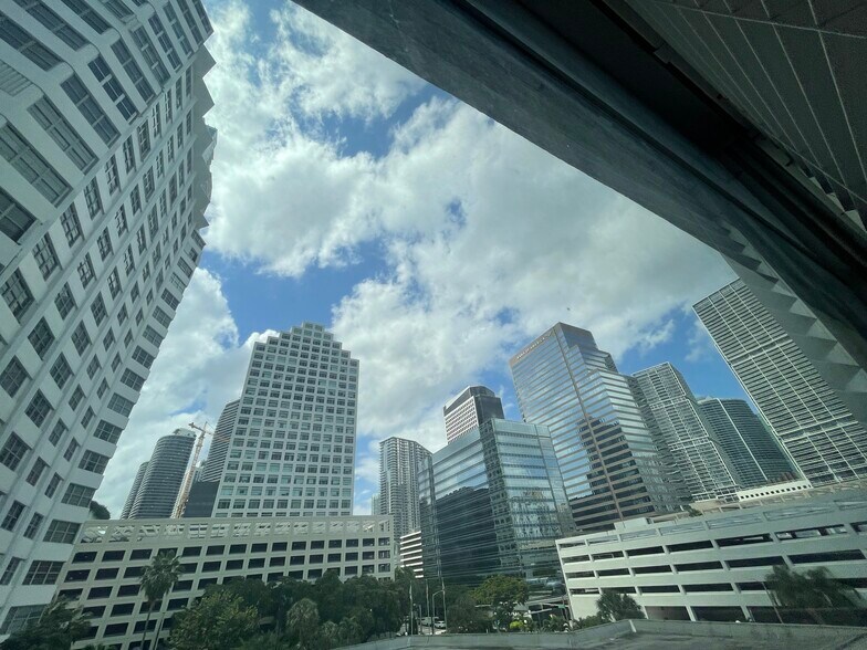 Building Photo - 801 Brickell Bay Dr