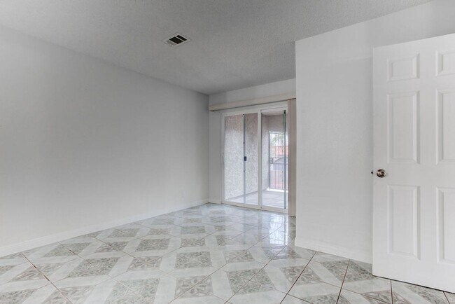 Building Photo - 808 Hedge Way