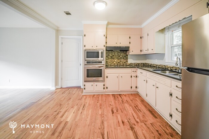 Building Photo - 6197 Castlewood Dr