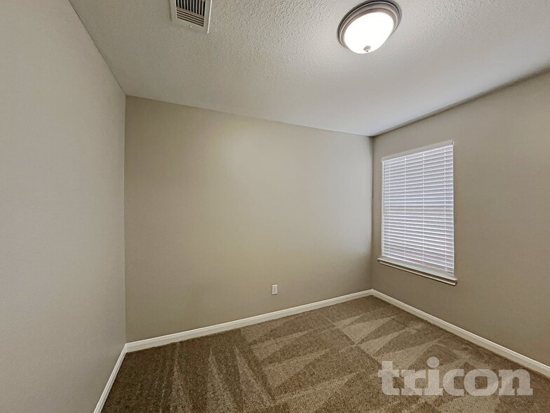 Building Photo - 815 Marigold Rd