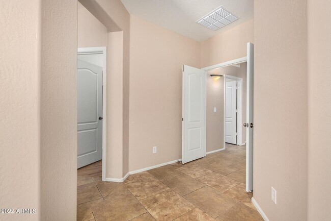Building Photo - 17556 W Bloomfield Rd