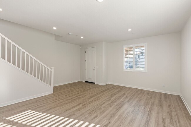 Building Photo - Comfort Meets Coastal Living 4 Bed 2.5 Bath in Oceanside!