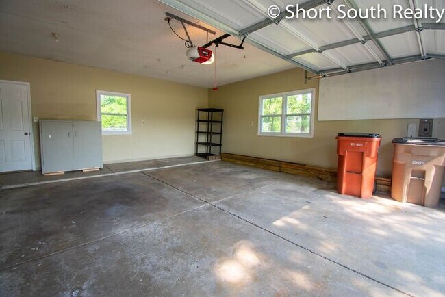 Building Photo - Rockford 4 bed 2.5 bath single family home.