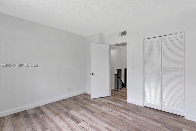 Building Photo - 6141 SW 42nd Ct