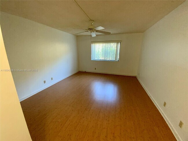 Building Photo - 417 Lakeview Dr