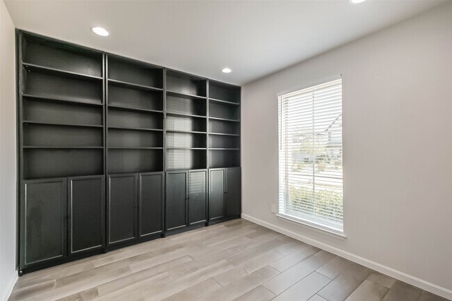 Building Photo - 8823 Morning Glow Dr