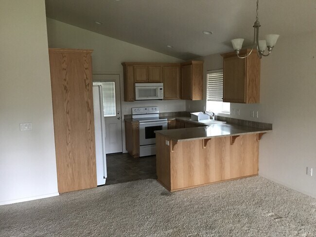 Building Photo - 3 bedroom 2 bath Cal Young Home