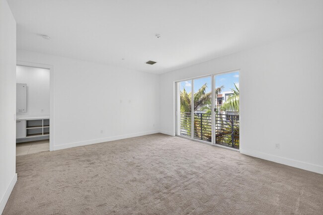 Building Photo - 1044 NE 18th Ave