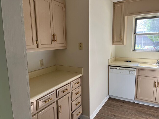 Building Photo - 2307 Colony Dr SW