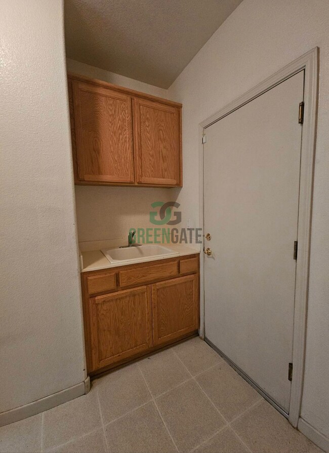Building Photo - Price Reduced! 4 Bedroom 3 Bath Home is No...