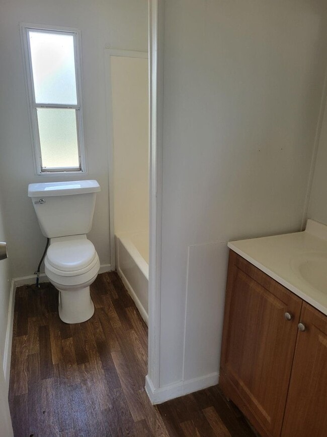 Building Photo - 3 Bed 2 Bath