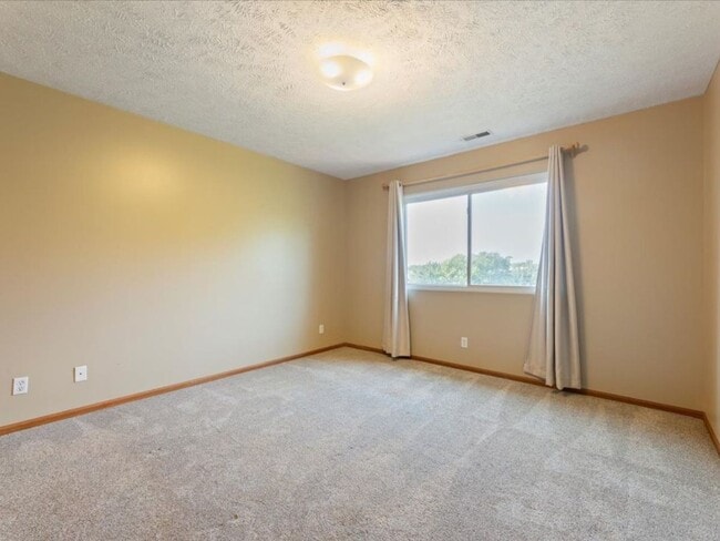 Building Photo - 4 bedroom, 3 bathroom - Available 9/15- Co...