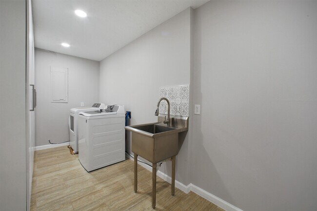 Building Photo - 15815 Baytree Dr