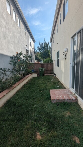 Side Yard - 1554 Plymouth Ln