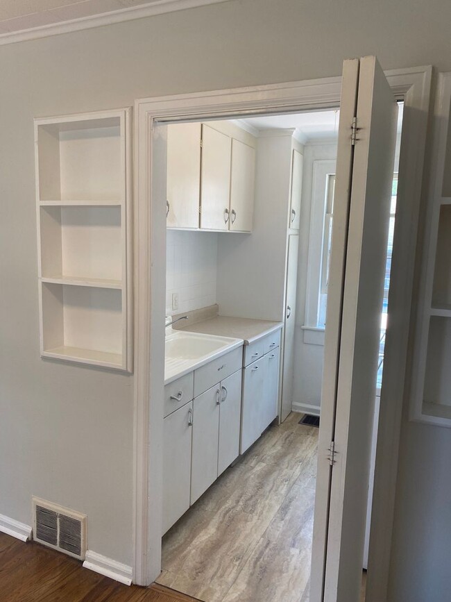Building Photo - Cozy Single Bungalow right in the Wedge! A...