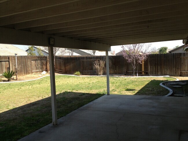 Building Photo - Beautiful NW Home 5 bed/2 bath $2700 Deposit & 2700 Rent