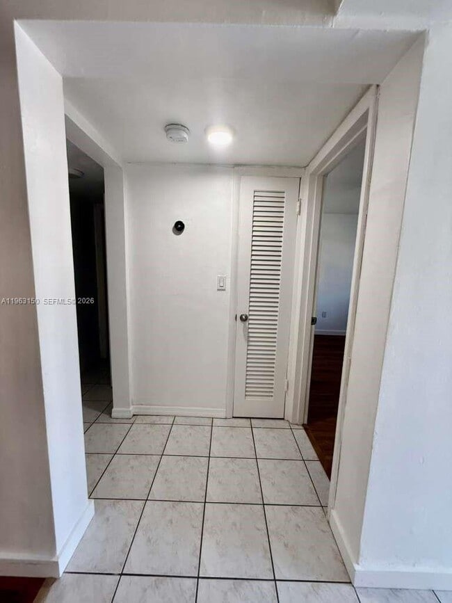 Building Photo - 1550 NE 191st St