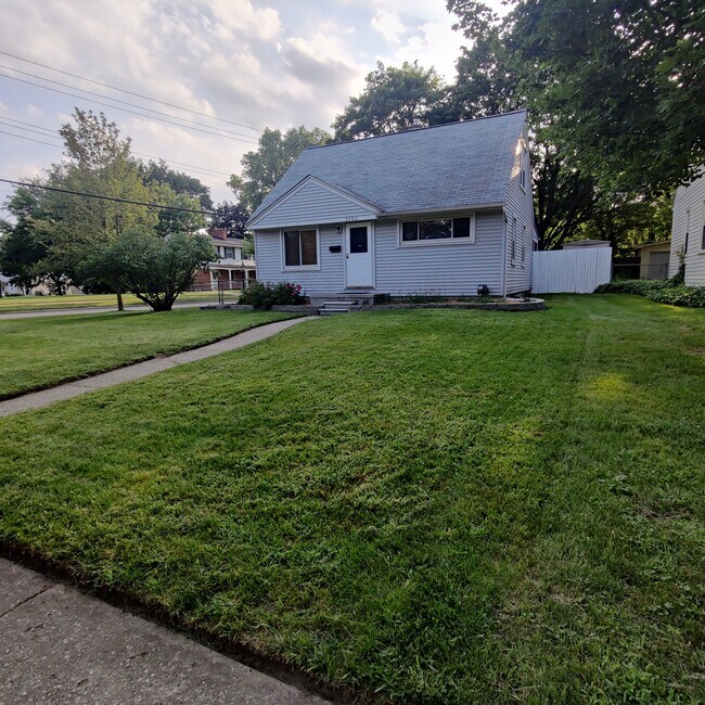 Building Photo - 3403 Woodland Ave