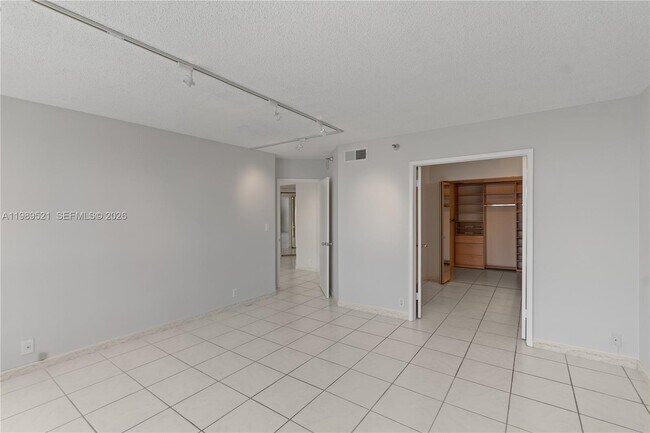 Building Photo - 19101 NE 36th Pl