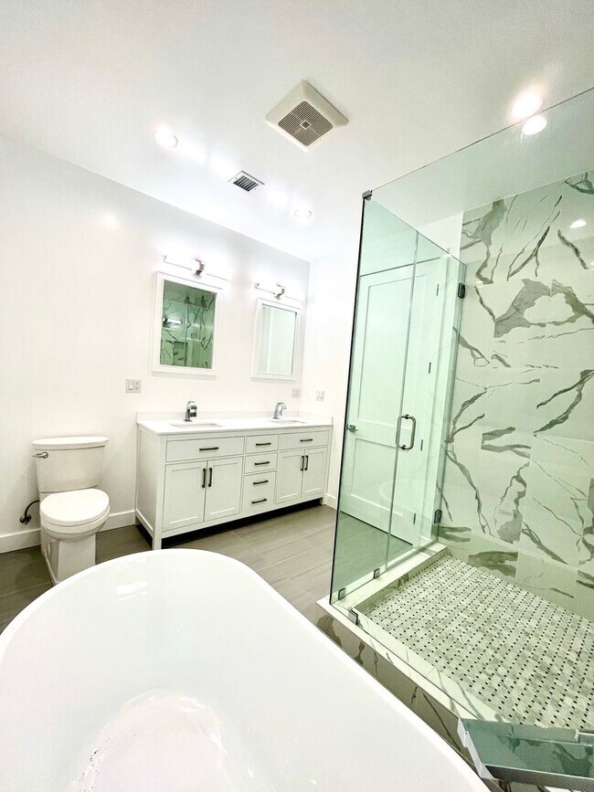 Building Photo - Newly built gated home with top of the lin...