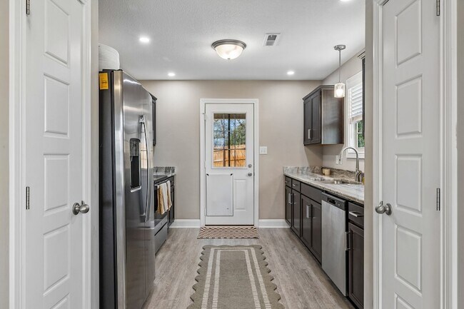 Building Photo - 833 Lutz Ln