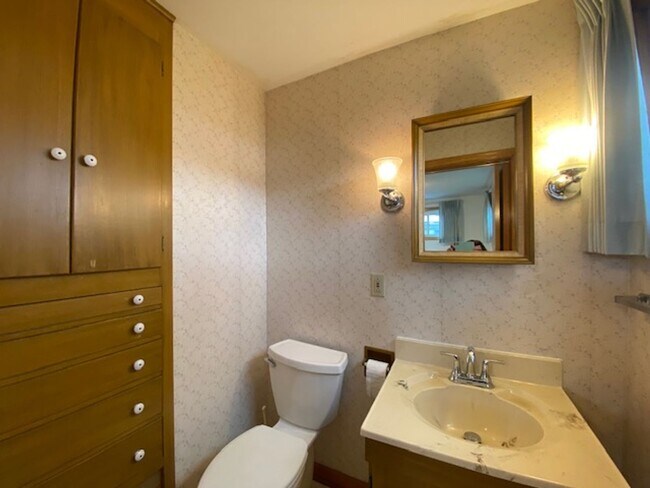 Building Photo - Welcome to this charming three-bedroom, tw...