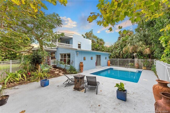 Building Photo - 508 SE Balboa Ave