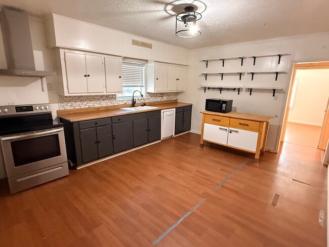 Building Photo - 1111 S Interurban St