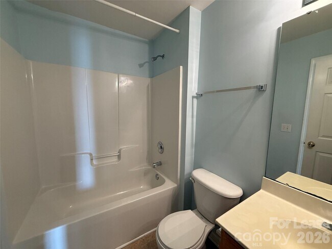Building Photo - 9766 Blossom Hill Dr