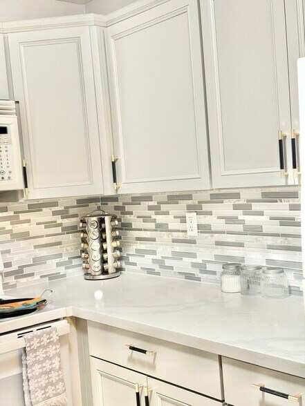 Kitchen - 1072 Maywood Ln