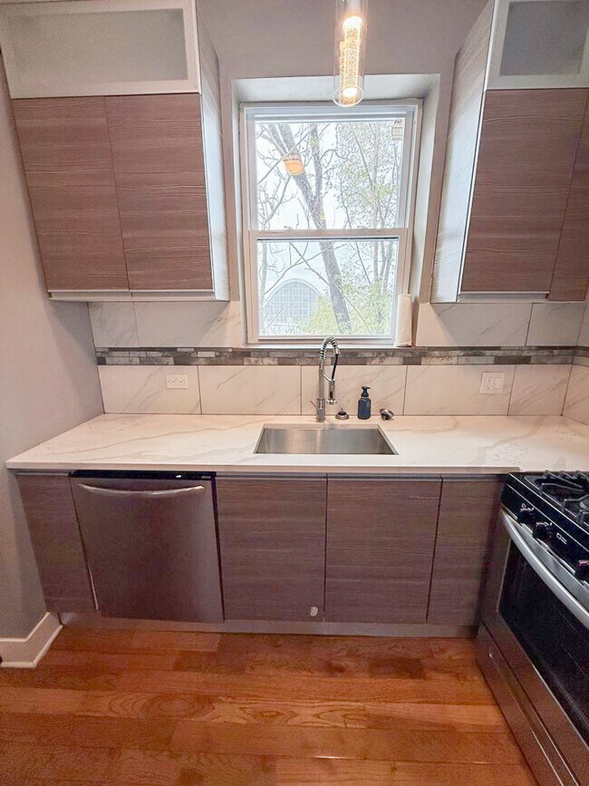 Building Photo - 438 E 49th St