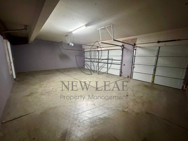 Building Photo - 4 bedroom 3bath 3 car garage in Victorville