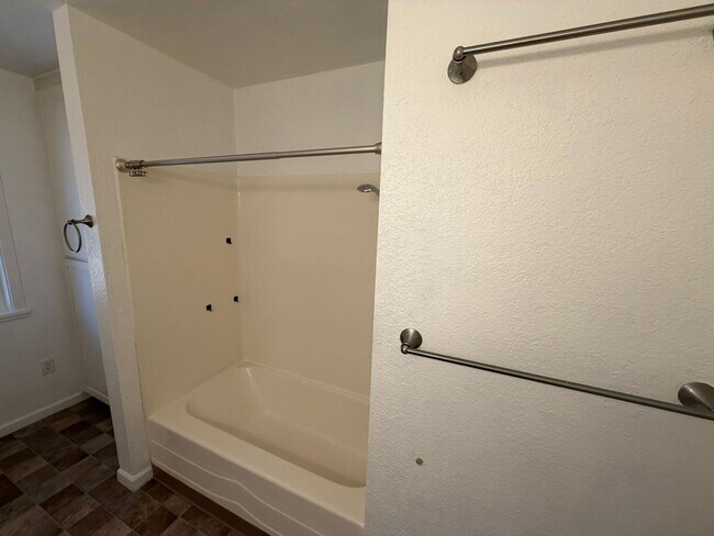 Building Photo - Beautiful 2 Bedroom on a Large Corner Lot!