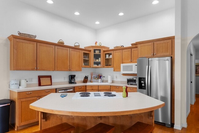 Building Photo - Reese's Retreat!!  2 BR + Den/2.5 BA White...
