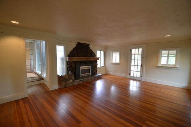 Building Photo - Cheyenne Canyon Ranch Style Home!