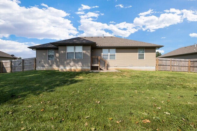 Building Photo - 4 Bedroom Home in Republic with fence!