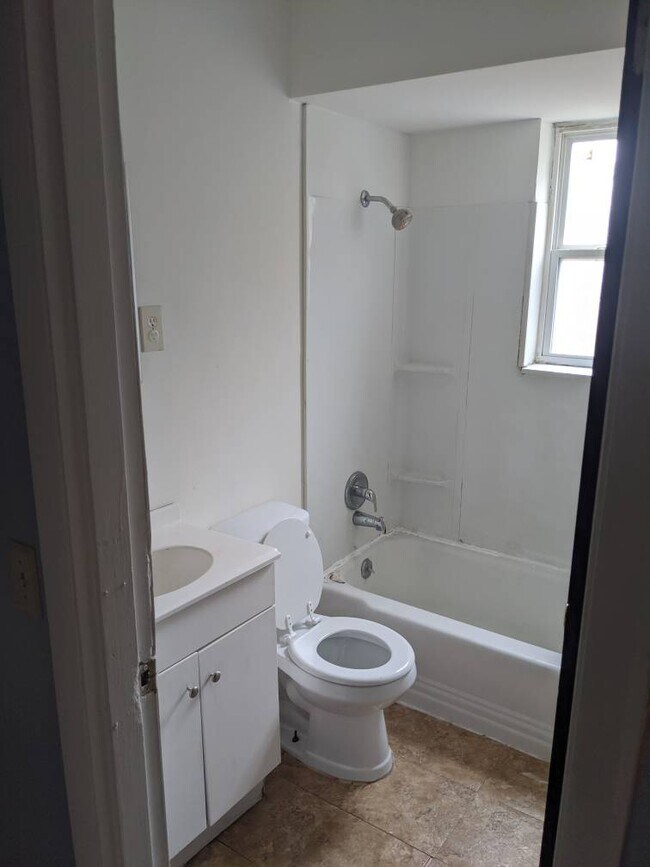 Building Photo - 1011 Winfield Ave