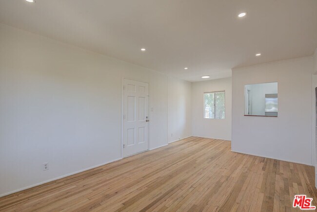 Building Photo - 2710 Bellevue Ave