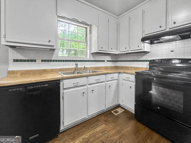 Building Photo - 555 Browning Cir