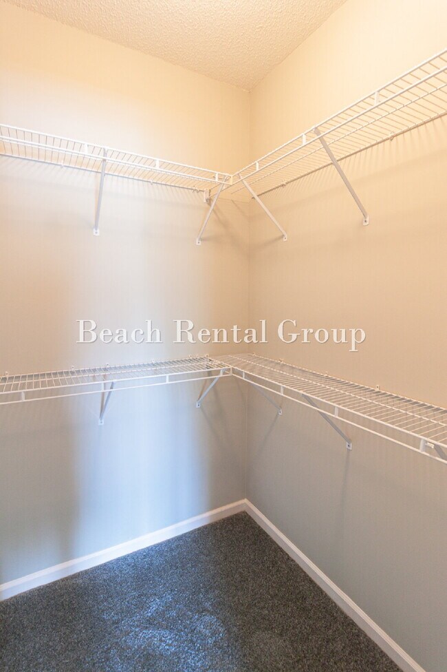 Building Photo - Open and Inviting End Unit