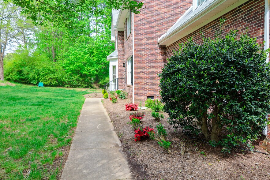 Building Photo - 1208 Enchanted Oaks Dr
