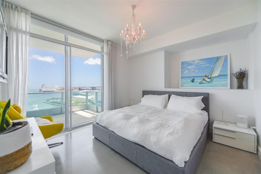 Building Photo - 900 Biscayne Blvd