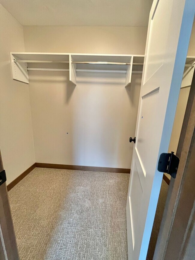 Building Photo - 5 Bed/2.5 Bath Twinhome For Rent!!