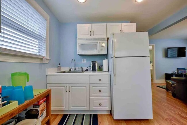 Building Photo - 1925 Iberville St