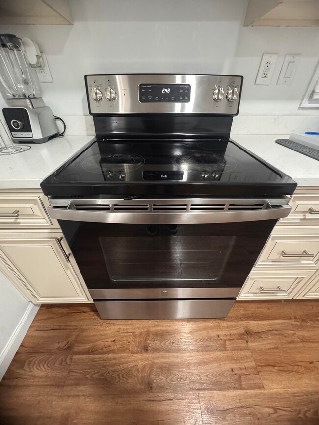 Building Photo - 375 Whiton St