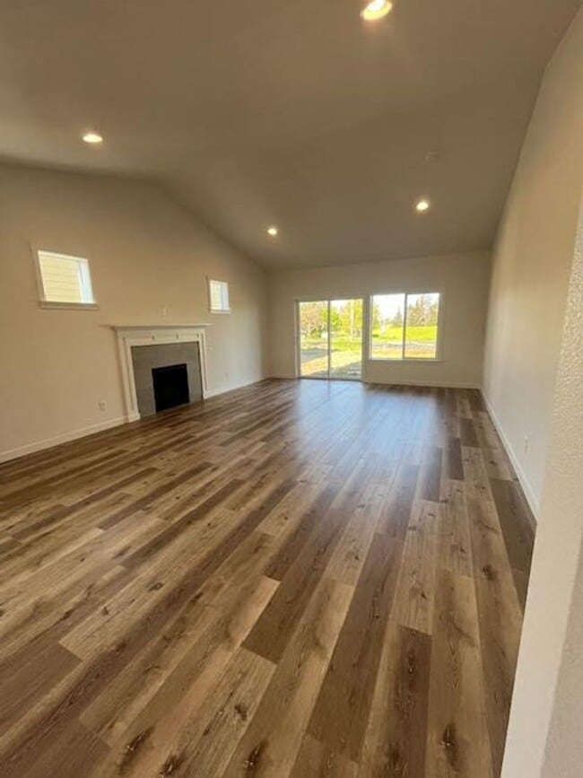 Building Photo - 3 Bedroom 2 Bath Silverton OR