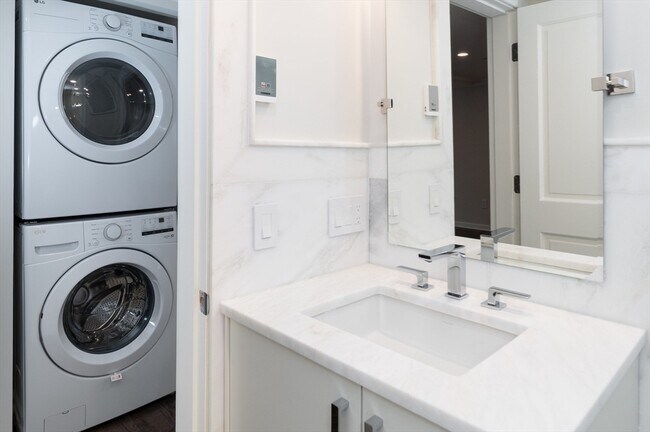 Building Photo - 1 School St